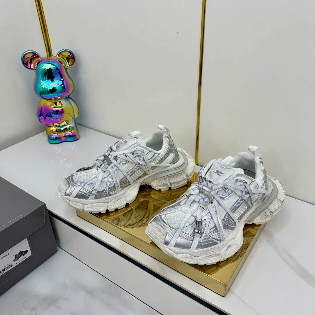 👟👟Ex-factory price 820👟👟 Balenciaga Balenciaga's latest popular 9th generation 3XL Sneaker Spider-Man series, couple's dad shoes, original purchase, development and production. Balenciaga 3XL Sneaker's overall shoe shape draws on the creative ideas of Balenciaga Track and Balenciaga Runner. It is equivalent to removing the outer frame of the Track shoe body while inheriting the streamlined shape and shape of the Runner. Track flat toe, new color matching, the entire shoe body is integrated into the spider binding shoelace design decoration, the exaggerated shape is more prominent. Fabric: original customized imported technical fabric + mesh inner lining: original customized breathable mesh lining. Outsole: original molded 5-layer ultra-light MD combination rubber sole. Bottom thickness: 5CM. Size: 35-45. Original packaging.
